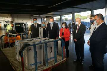 La ministra Darias presencia en Gando (Telde) la llegada de 43.000 vacunas de Pfizer-BioNTech/Acfi Press.